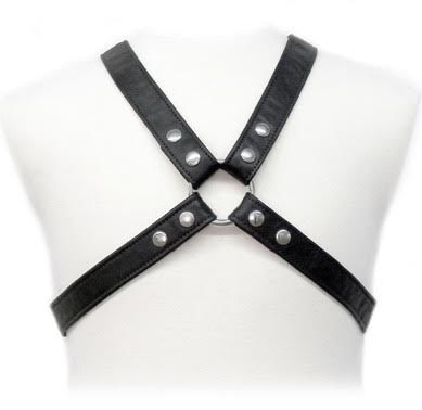 LEDER BODY - BASIC LEDER KÖRPERHARNESS IN KLEIDUNG